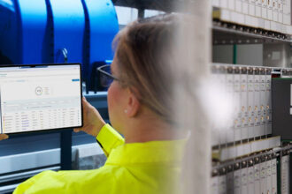 Emerson AMS Machine Works 2.4 yazılımını tablette izleyen operatör ve AMS 6500 ATG koruma sistemi kartı